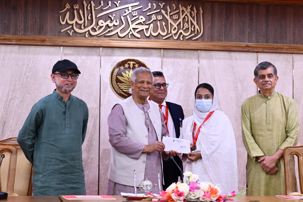 Chief Adviser of the Government of Bangladesh (@chiefadvisergob) on Twitter photo āĻā§āϞāĻžāĻ āĻ
āĻâā§āϝā§āϤā§āĻĨāĻžāύ āϏā§āĻŽāϰāĻŖā§ āĻŽāĻžāϏāĻŦā§āϝāĻžāĻĒā§ āĻāϰā§āĻŽāϏā§āĻāĻŋāϰ āĻāĻĻā§āĻŦā§āϧāύ āĻā§āώāĻŖāĻžāϰ āĻĒāϰ āĻŽāĻā§āĻāϞāĻŦāĻžāϰ āĻĒā§āϰāϧāĻžāύ āĻāĻĒāĻĻā§āώā§āĻāĻž āĻāĻžāϰā§āϝāĻžāϞāϝāĻŧā§ āĻāĻžāϤā§āϝāĻŧ āĻŦāĻŋāĻļā§āĻŦāĻŦāĻŋāĻĻā§āϝāĻžāϞāϝāĻŧā§āϰ āϤāĻŋāύ āĻļāĻŋāĻā§āώāĻžāϰā§āĻĨā§āϰ āĻšāĻžāϤ⧠āĻļāĻŋāĻā§āώāĻž āĻŦā§āϤā§āϤāĻŋāϰ āĻā§āĻ āϤā§āϞ⧠āĻĻā§āύ āĻĒā§āϰāϧāĻžāύ āĻāĻĒāĻĻā§āώā§āĻāĻž āĻĒā§āϰāĻĢā§āϏāϰ āĻŽā§āĻšāĻžāĻŽā§āĻŽāĻĻ āĻāĻāύā§āϏāĨ¤ āĻā§āϞāĻžāĻ āĻ
āĻâā§āϝā§āϤā§āĻĨāĻžāύ āϏā§āĻŽāϰāĻŖā§ āĻŽāĻžāϏāĻŦā§āϝāĻžāĻĒā§ āĻāϰā§āĻŽāϏā§āĻāĻŋāϰ āĻāĻĻā§āĻŦā§āϧāύ āĻā§āώāĻŖāĻžāϰ āĻĒāϰ āĻŽāĻā§āĻāϞāĻŦāĻžāϰ āĻĒā§āϰāϧāĻžāύ āĻāĻĒāĻĻā§āώā§āĻāĻž āĻāĻžāϰā§āϝāĻžāϞāϝāĻŧā§ āĻāĻžāϤā§āϝāĻŧ āĻŦāĻŋāĻļā§āĻŦāĻŦāĻŋāĻĻā§āϝāĻžāϞāϝāĻŧā§āϰ āϤāĻŋāύ āĻļāĻŋāĻā§āώāĻžāϰā§āĻĨā§āϰ āĻšāĻžāϤ⧠āĻļāĻŋāĻā§āώāĻž āĻŦā§āϤā§āϤāĻŋāϰ āĻā§āĻ āϤā§āϞ⧠āĻĻā§āύ āĻĒā§āϰāϧāĻžāύ āĻāĻĒāĻĻā§āώā§āĻāĻž āĻĒā§āϰāĻĢā§āϏāϰ āĻŽā§āĻšāĻžāĻŽā§āĻŽāĻĻ āĻāĻāύā§āϏāĨ¤