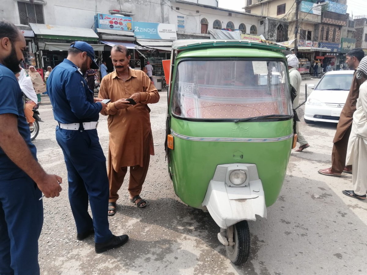 ctprwp's tweet photo. بغیر ہیلمٹ، بغیر ڈرائیونگ لائسنس اور کالے شیشوں والی گاڑیوں کے خلاف بھرپور کارروائی جاری ✅
محفوظ سفر کے لیے قوانین کی پابندی کریں۔
#SafePunjab #TrafficDiscipline #HelmetAwareness #LicenseCheck https://t.co/g7P3fHHpQB