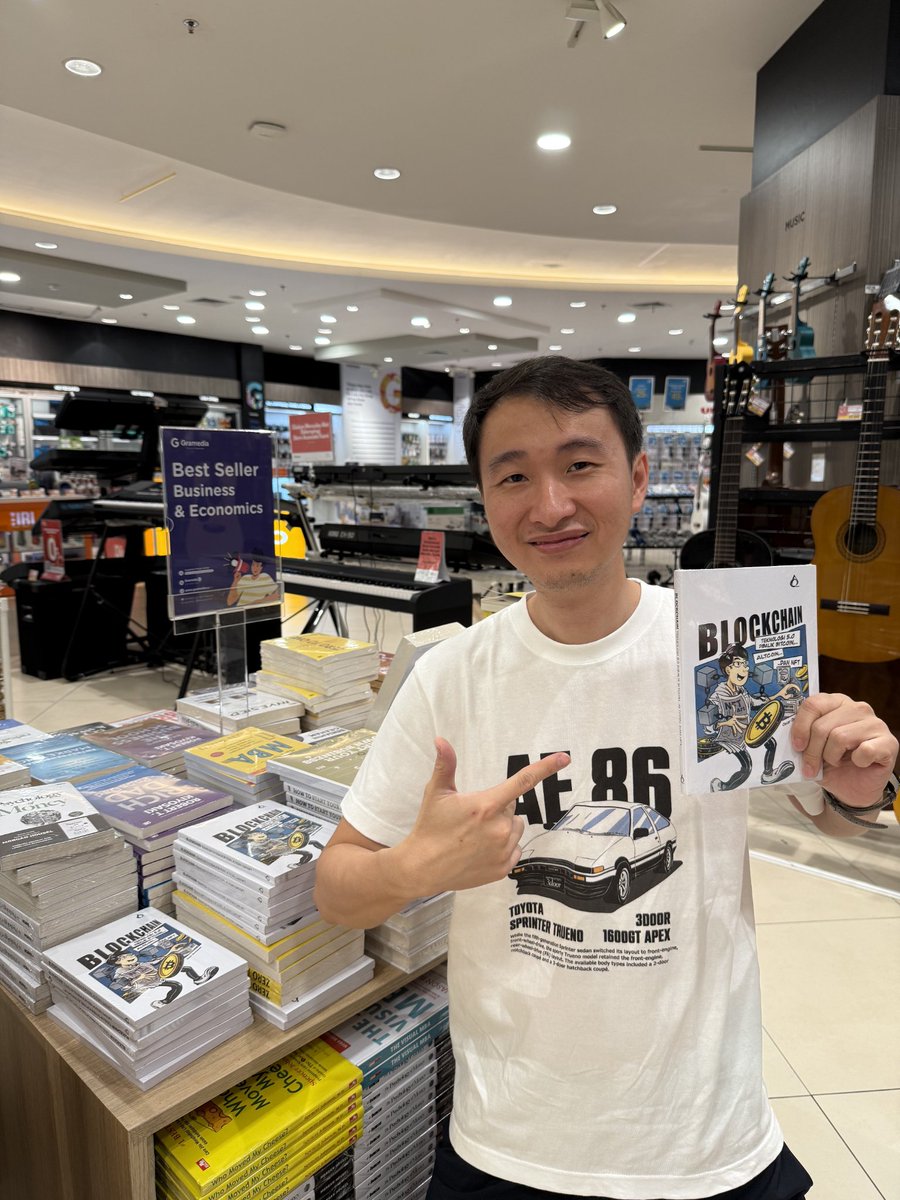 OscarDarmawan's tweet photo. Buku BLOCKCHAIN yang saya tulis menjelaskan sejarah dan teknologi blockchain dan kripto secara A to Z sudah tersedia di seluruh GRAMEDIA dan bisa juga dibeli online melalui https://t.co/OOJ8dDw2Oc https://t.co/QJ9ZrcHuDN