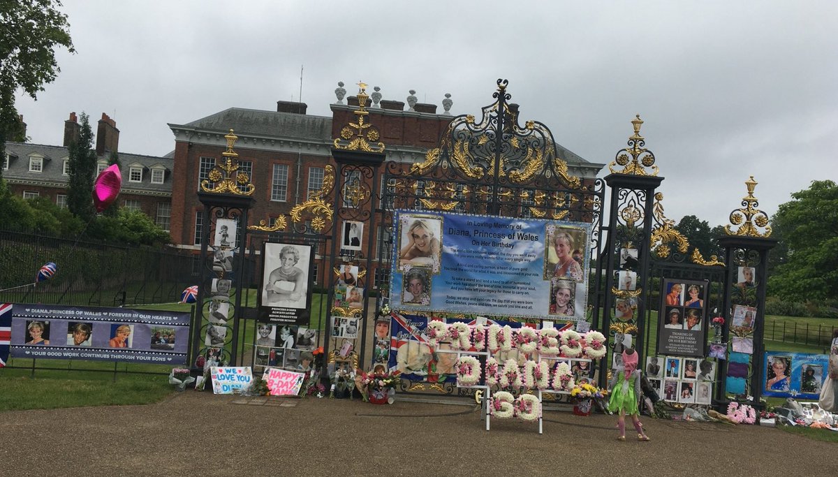 RoyalsOther's tweet image. On the anniversary of her birth on 1st July 1961, iconic dresses worn by Diana, Princess of Wales displayed in 2018/19 at Kensington Palace and the gates of the Palace at the time of her 60th birthday.