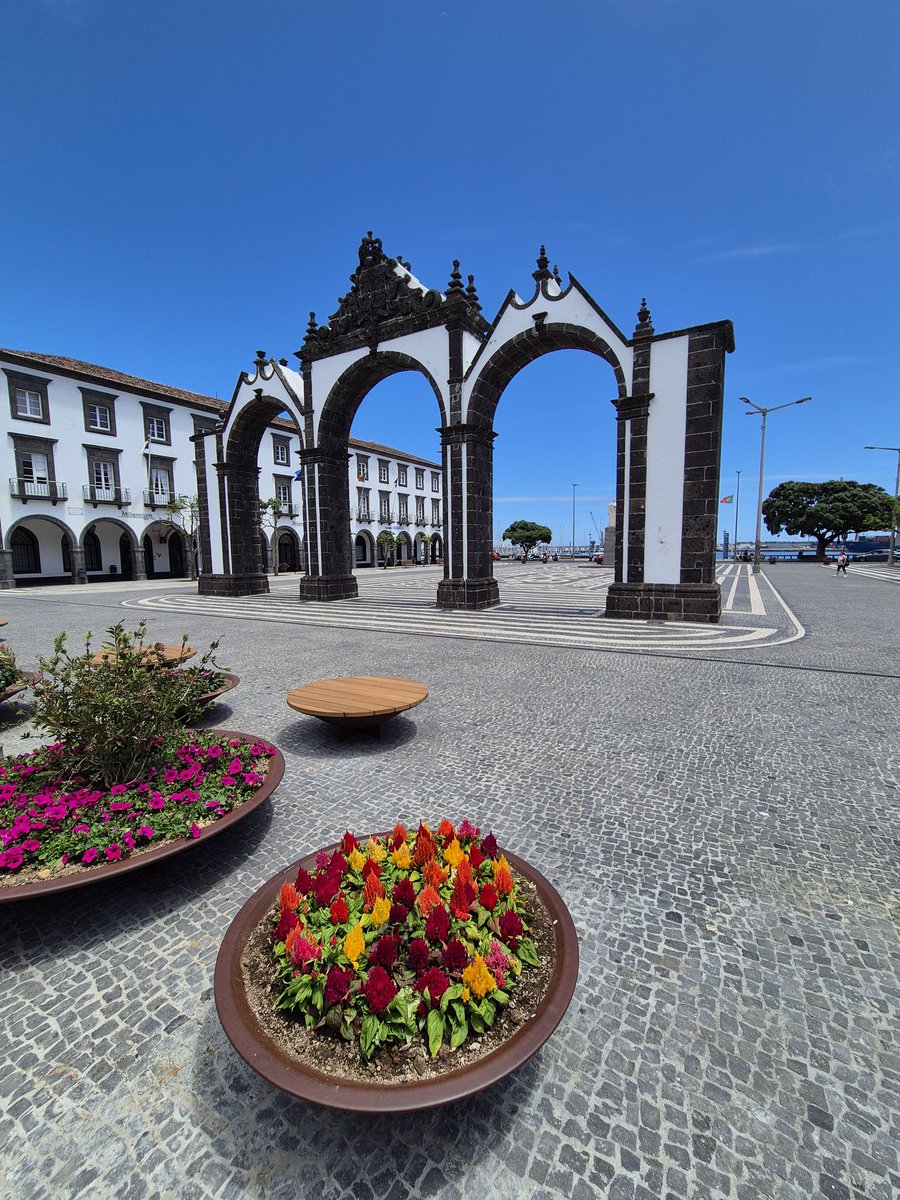 Ponta Delgada - these are the city gates (Portas da Cidade). Last weekend there was staging setup for a festival but it was all clear yesterday, when we returned to the city 😍🏖 #azores  #saomiguel