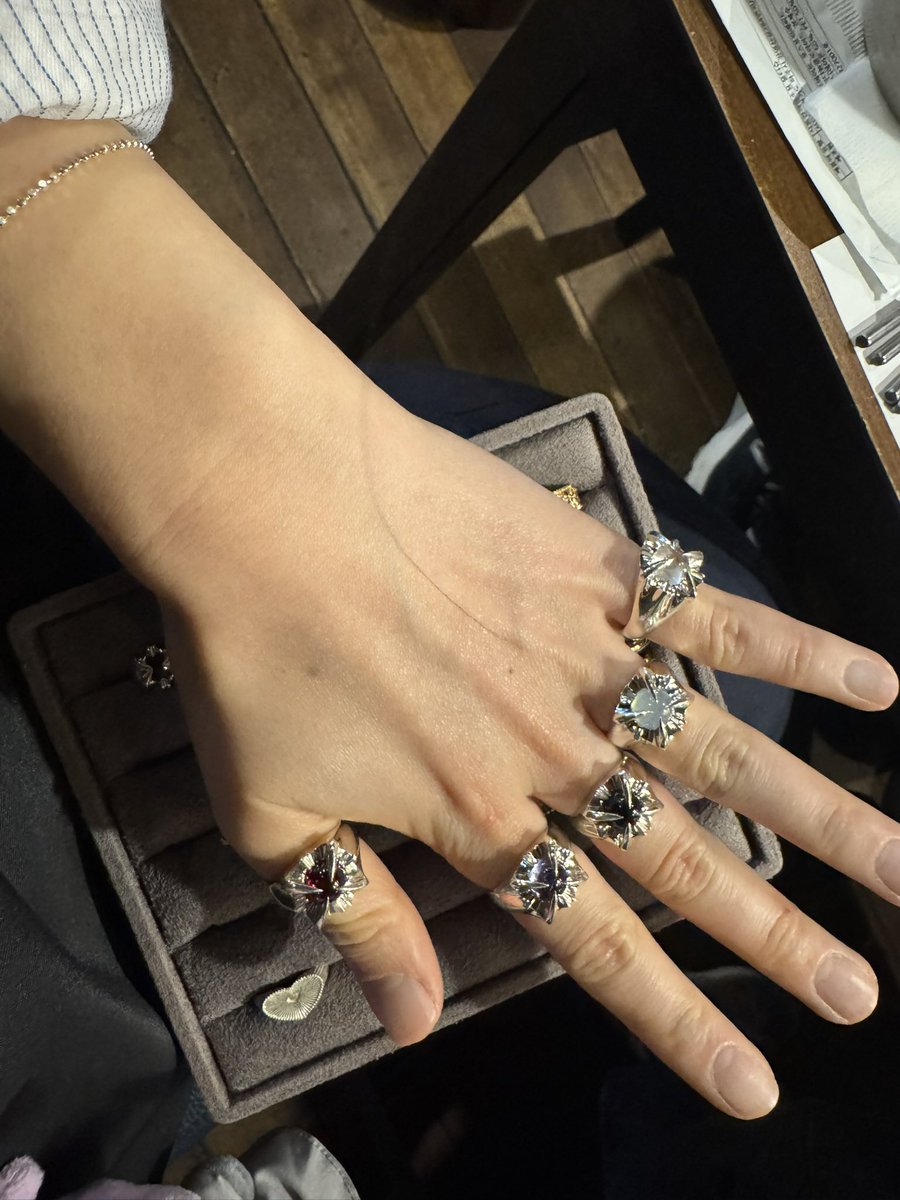 OICOFFICIEL's tweet image. #원석계_트친소 #보석계_트친소

안녕하세용 저는 최근에 보석의 세계에 눈을 떠 버린 주얼리 디자이너입니다.

원래는 천연 원석만 캐보션으로 커스텀으로 깎아서 주얼리 만들었었는데.. 최근 줌제 서비스를 런칭한 뒤로 보석 세팅에 눈을 떠 버렸습니다…! 고객님들께서 소장 중이신 보석들을 세팅할…