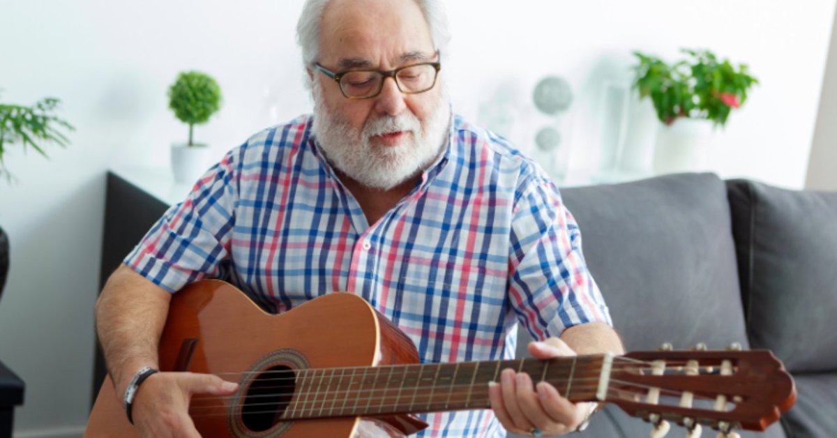 NazologyInfo's tweet image. 楽器練習を4年つづけた高齢者は「脳の老化」が止まっていた
nazology.kusuguru.co.jp/archives/180666

京大は以前、平均73歳の男女が新たに楽器演奏を始めると4カ月で脳機能がUPしたと報告。今回それから4年後の追跡調査で、楽器を続けていた人はやめた人に比べて、脳機能の低下がほぼ止まっていたことが判明。