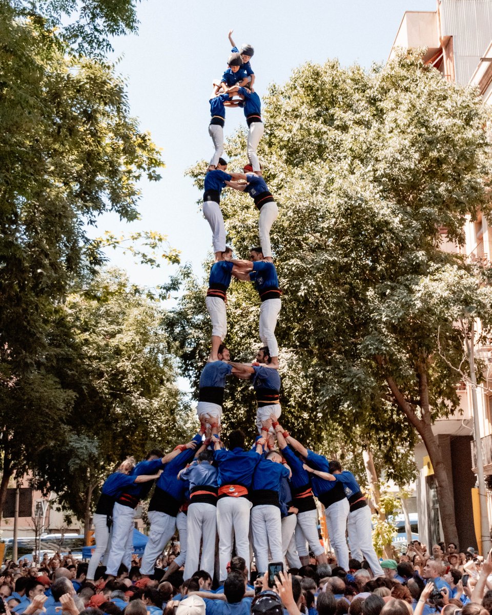 cvg_cat's tweet image. Aquest diumenge vam descarregar la primera torre de 8 de la temporada al Camp d'en Grassot! La vam acompanyar del 3d8 i el 4d8, juntament amb 2pd5 i 4pd4, que van completar una diada rodona.

També vam fer un pilar de dol per en Sènior.

#castells #AixòFaGracia #AlJunyAnemLluny