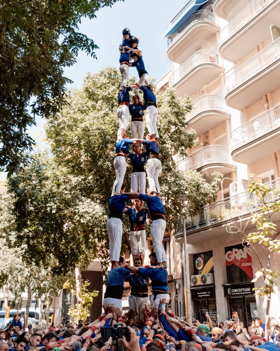 cvg_cat's tweet image. Aquest diumenge vam descarregar la primera torre de 8 de la temporada al Camp d'en Grassot! La vam acompanyar del 3d8 i el 4d8, juntament amb 2pd5 i 4pd4, que van completar una diada rodona.

També vam fer un pilar de dol per en Sènior.

#castells #AixòFaGracia #AlJunyAnemLluny