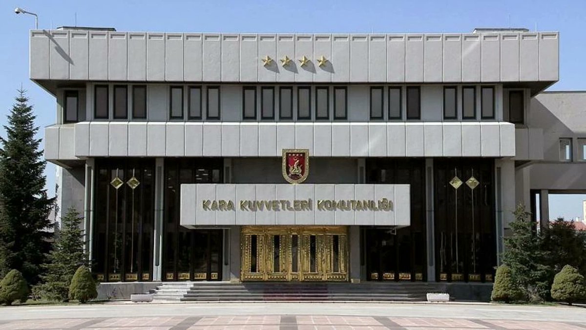 profdrmehmett's tweet photo. Takdim: 215                                                        01.07.2025
Konu: Türk Silahlı Kuvvetlerinin (Kara Kuvvetlerinin), 2234.’cü Kuruluş
  Yıldönümü Münasebetiyle. 2
      “Türk Ordusu, Türk Milleti’nin çelikleşmiş bir ifadesidir”
                                       Gazi Mustafa Kemal ATATÜRK
     Dünyada devlet kurmak, savaşları kazanmak, kurduğu devleti yaşatmak, kurulan devletin sınırlarını ve elindeki toprağı korumak için kuvvetli bir orduya ihtiyaç vardır. Kurulan ordunun bilgili olması, eğitimli olması, inançlı ve amacı olması teknik üstünlüğünün olması şarttır.
     Türklerde Ordu-Millet kavramı geçmişten gelen bir anlayış olup, Türk ordusu erinden, mareşaline kadar “Mehmetçik” adı ile abideleştirilmiştir. Türk ordusu, tarihte her zaman varlığını korumuş, tarihteki birçok savaştan zaferle çıkmış, zengin bir tarihi harp kültürüne sahiptir. Türk ordusu ezelden beri, bir cihan ordusu olup günümüzde Somali, Bosna-Hersek, Kosova, Filistin, Irak, Afganistan ve Suriye gibi birçok yerde hizmet vermeye devam etmektedir. 21. Yüzyılın Türk asrı olması için, Türkiye’nin ilme ve bilime dayalı, geleceğe hazır harp sanatını iyi bilen, yerli harp sanayisi ile donatılmış güçlü bir ordusu vardır, gelecekte de daha güçlü olması tarih ve coğrafyamız gereği şarttır.
     Arz ederim. Saygılarımla.
                                                               Prof. Dr. Mehmet KAYA
#karakuvvetlerikomutanlığı #türksilahlıkuvvetleri #atatürk #millisavunmabakanlığı #Salı #1temmuz