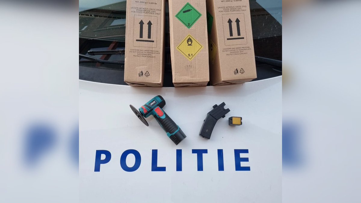 Politie vindt taser en lachgas tijdens controle