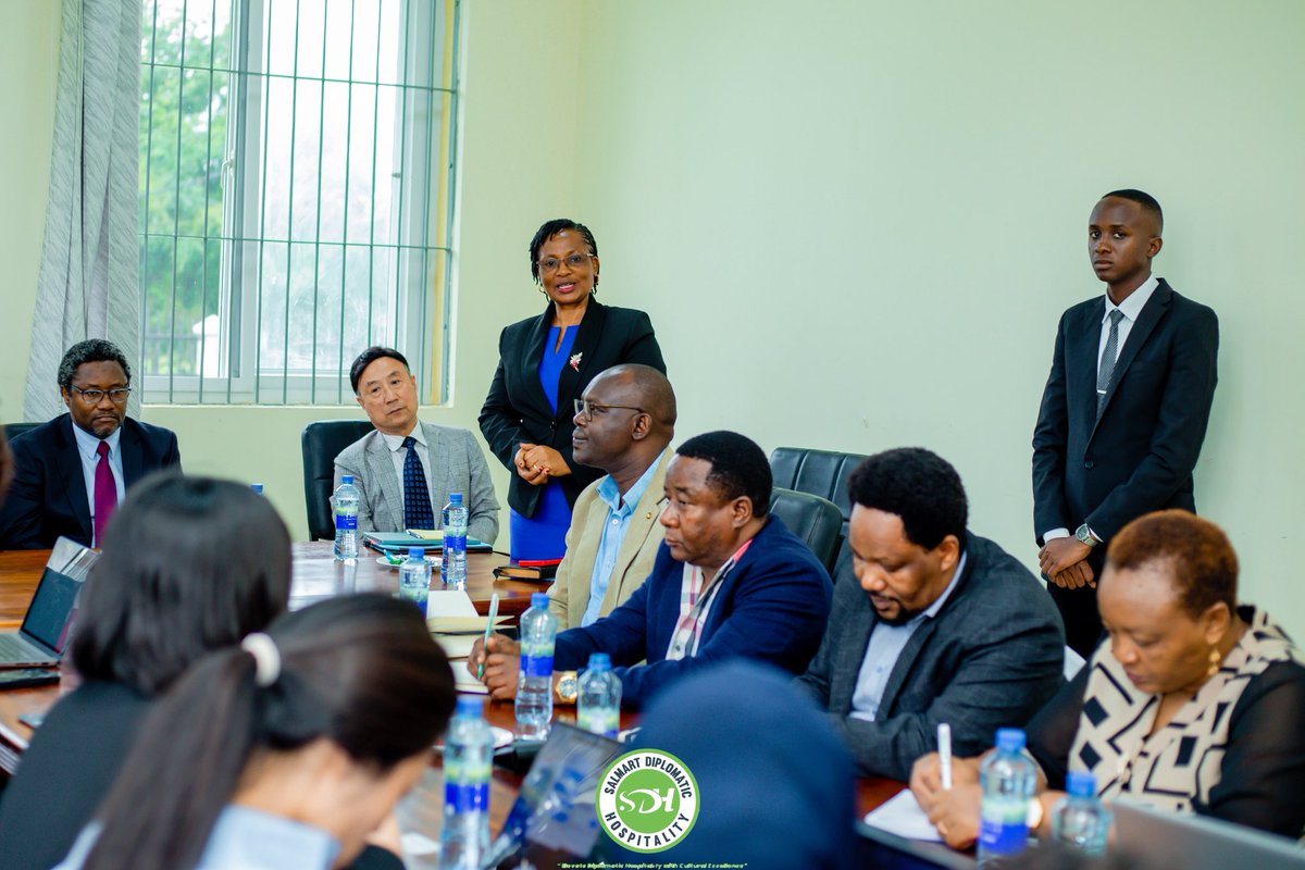 SalmartDiplomat's tweet image. 🤝🇹🇿🇰🇷
Introductory moments before the technical meeting, led by Dr. Mary Kishe, Director of Research, Development &amp;amp; Coordination at TAFIRI.

The KIOST delegation and TAFIRI team set the tone for collaboration under the Oceans &amp;amp; Fisheries Satellite Project.

#TAFIRI #KIOST