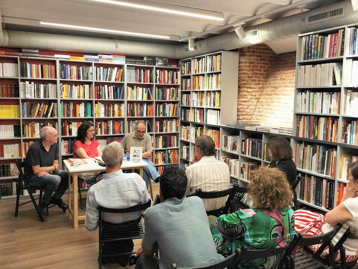 Fundacion_Buesa's tweet photo. Álbum de fotos de la presentación, el 26.06.2025, en #Madrid, del libro "Herencias del franquismo y el terrorismo. La consideración de sus memorias y sus víctimas", con Antonio Rivera, Eduardo González Calleja y Ana Hidalgo.

📸 https://t.co/8ENoPYZ6Ar https://t.co/DoY9lua59m