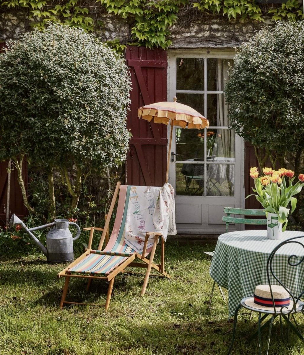 Pauline69006's tweet image. Ton bureau de #télétravail, c'est comme une bibliothèque : ton portrait tout craché.