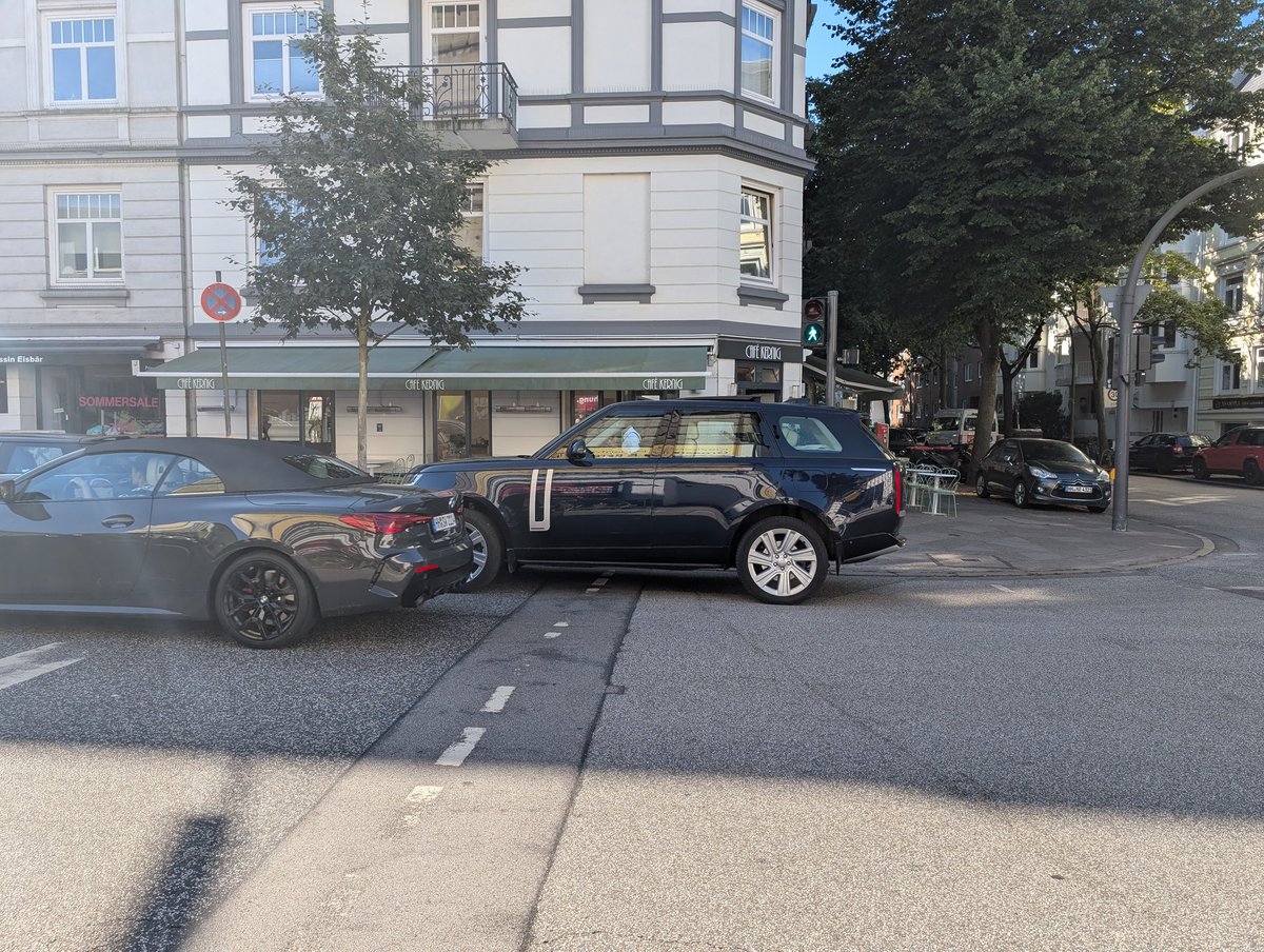 APD136's tweet photo. .  Typisches fahrverhalten von SUV Assis parken auf dem fußgängerüberweg https://t.co/wNCf1m7qGA