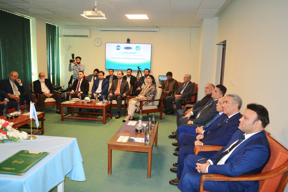 COMSATS_en's tweet photo. #COMSATS, @IBI_INTL_GROUP (China), and #AGECO Pvt. Ltd. (Pakistan) have signed a Tripartite MoU to strengthen cooperation in Electric Vehicles, Green Energy, Precision Agriculture, and Capacity Building through technology transfer and joint initiatives.  
#COMSATS #IBI https://t.co/qm6gXWoHoq