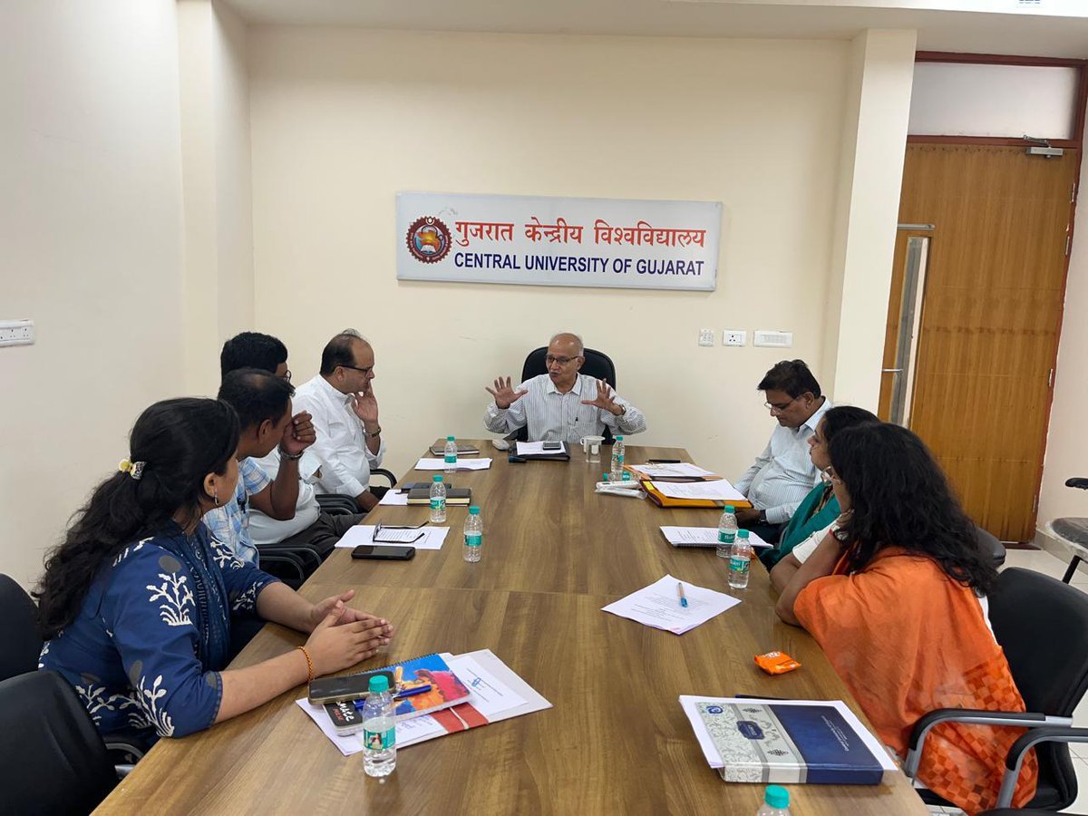राजभाषा कार्यान्वयन समिति की 17वीं बैठक का आयोजन।
अध्यक्षता मा. कुलगुरु प्रो. रमाशंकर दूबे जी ने की। बैठक में सदस्यों ने कार्यालयीन कार्यों में हिंदी के अधिकाधिक प्रयोग हेतु सुझाव प्रस्तुत किए। साथ ही आगामी तिमाही एवं हिंदी पखवाड़ा-2025 के लिए महत्वपूर्ण योजनाओं पर चर्चा हुई।