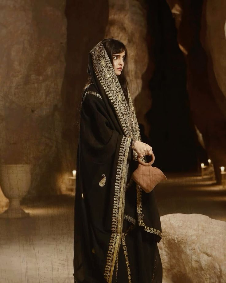 Saudi Woman in traditional dress 🇸🇦