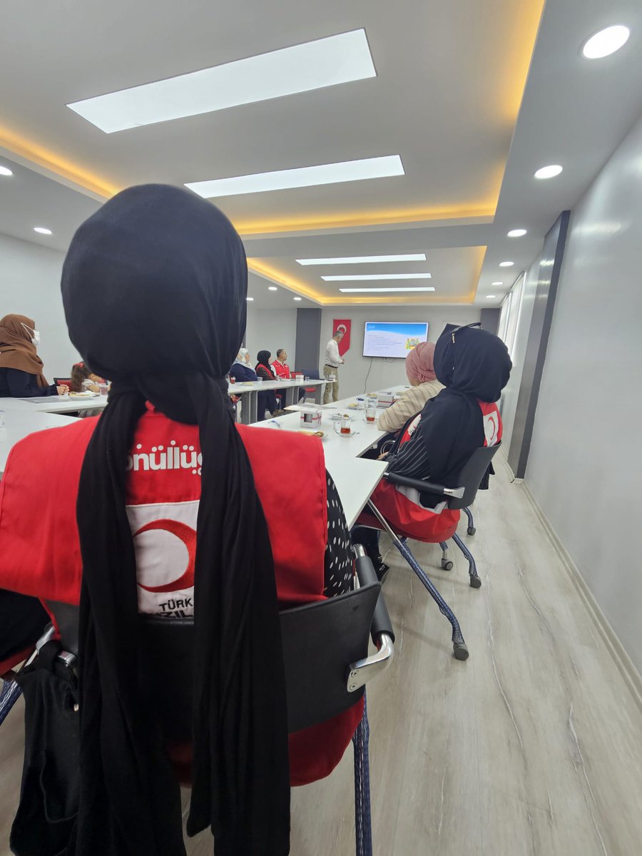 kizilayartuklu's tweet photo. Beslenme ve insan sağlığı üzerine oldukça verimli ve bilgilendirici bir sohbet oldu.
Kıymetli hocamıza katkılarından dolayı teşekkür eder, başarılarının devamını dileriz.
#ArtukluKızılay #SağlıklıYaşam #BeslenmeVeSağlık 

@KizilayKurumsal 
@FatmaMericYlmaz 
@ramazansaygili1 https://t.co/OXjxs5HA4H