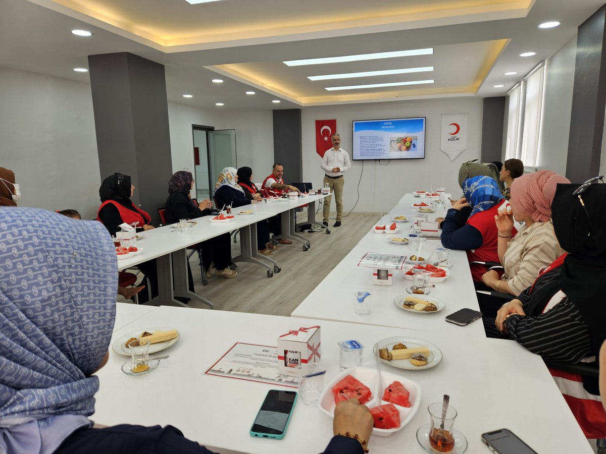 kizilayartuklu's tweet photo. Beslenme ve insan sağlığı üzerine oldukça verimli ve bilgilendirici bir sohbet oldu.
Kıymetli hocamıza katkılarından dolayı teşekkür eder, başarılarının devamını dileriz.
#ArtukluKızılay #SağlıklıYaşam #BeslenmeVeSağlık 

@KizilayKurumsal 
@FatmaMericYlmaz 
@ramazansaygili1 https://t.co/OXjxs5HA4H