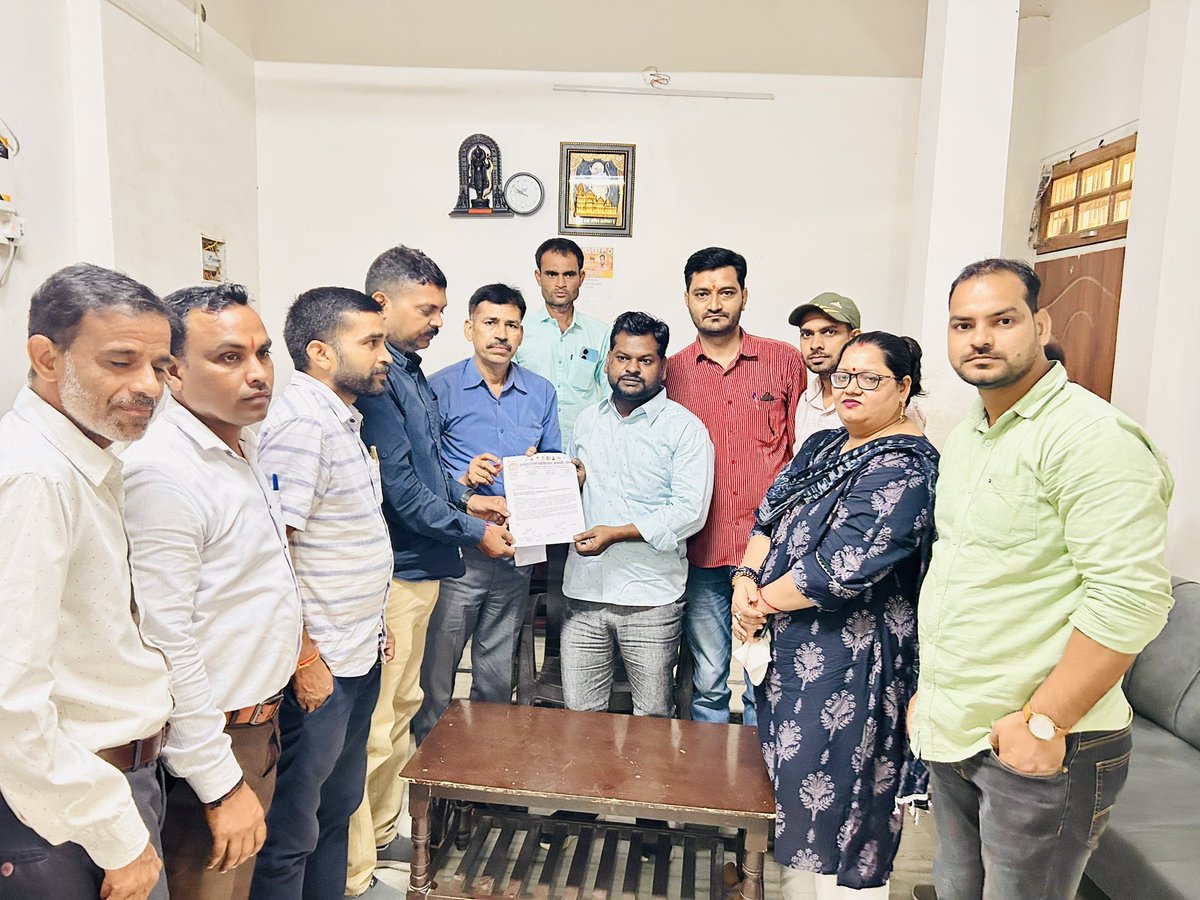 <a href="/UTA_Barabanki/">UTA Barabanki Official</a> द्वारा 50 से कम नामांकित छात्रों वाले परिषदीय विद्यालयों के युग्मन की प्रस्तावित नीति के विरोध व पुनर्विचार किये जाने के सम्बन्ध में माननीय मुख्यमंत्री जी को संबोधित ज्ञापन माननीय मंत्री <a href="/SatishSharmaBBK/">Satish Sharma BJP</a> व विधायक हैदरगढ़ <a href="/DineshRawat78/">MLA Dinesh Rawat मोदी का परिवार</a> के माध्यम से प्रेषित किया गया