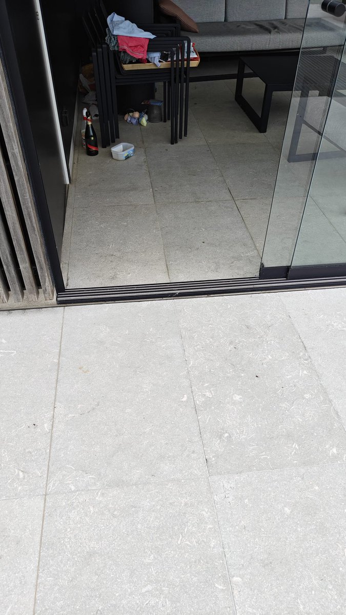 Stoneplusbe's tweet photo. Wat een verschil! 👀
Binnen: originele tegel
Buiten: behandeld met #FMGPlus

✅ Reiniging &amp; bescherming
🌧 Zon &amp; regen doen de rest
🧱 Voor keramiek, beton, natuursteen

🛍 Shop nu: https://t.co/tntirHbfCG 

#KlusTip #Bouwsector #TerrasOnderhoud #StonePlus https://t.co/aP16hHjTld
