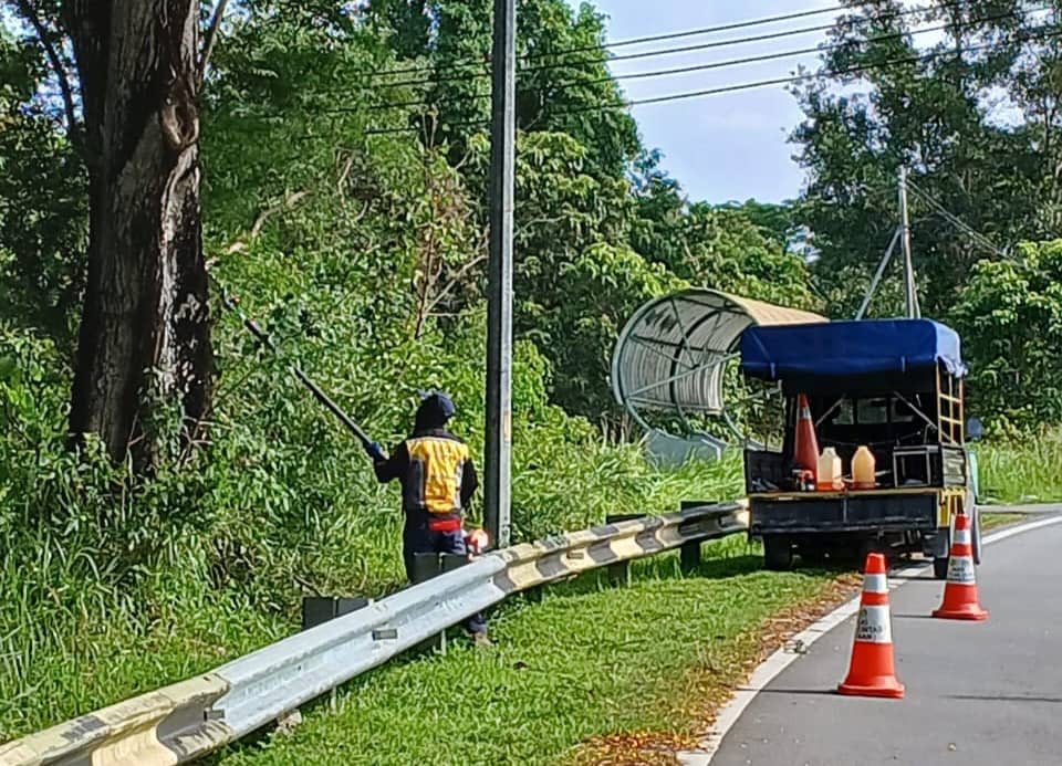 JKR Labuan (@jkrlabuan) on Twitter photo Kerja-kerja mencantas dahan pokok secara Jabatan bagi menambahbaik jarak penglihatan pemandu dan meningkatkan keselamatan pengguna jalan raya di Jalan Pulau Buah (L708). - Teruskan khidmat
<a href="/RoslanisE/">Roslan bin Ismail</a>
<a href="/TKPKR_Infra/">TKPKR (Sektor Infra)</a>
<a href="/IPJKR_Official/">JKR Malaysia Rasmi</a> Kerja-kerja mencantas dahan pokok secara Jabatan bagi menambahbaik jarak penglihatan pemandu dan meningkatkan keselamatan pengguna jalan raya di Jalan Pulau Buah (L708). - Teruskan khidmat
<a href="/RoslanisE/">Roslan bin Ismail</a>
<a href="/TKPKR_Infra/">TKPKR (Sektor Infra)</a>
<a href="/IPJKR_Official/">JKR Malaysia Rasmi</a>
