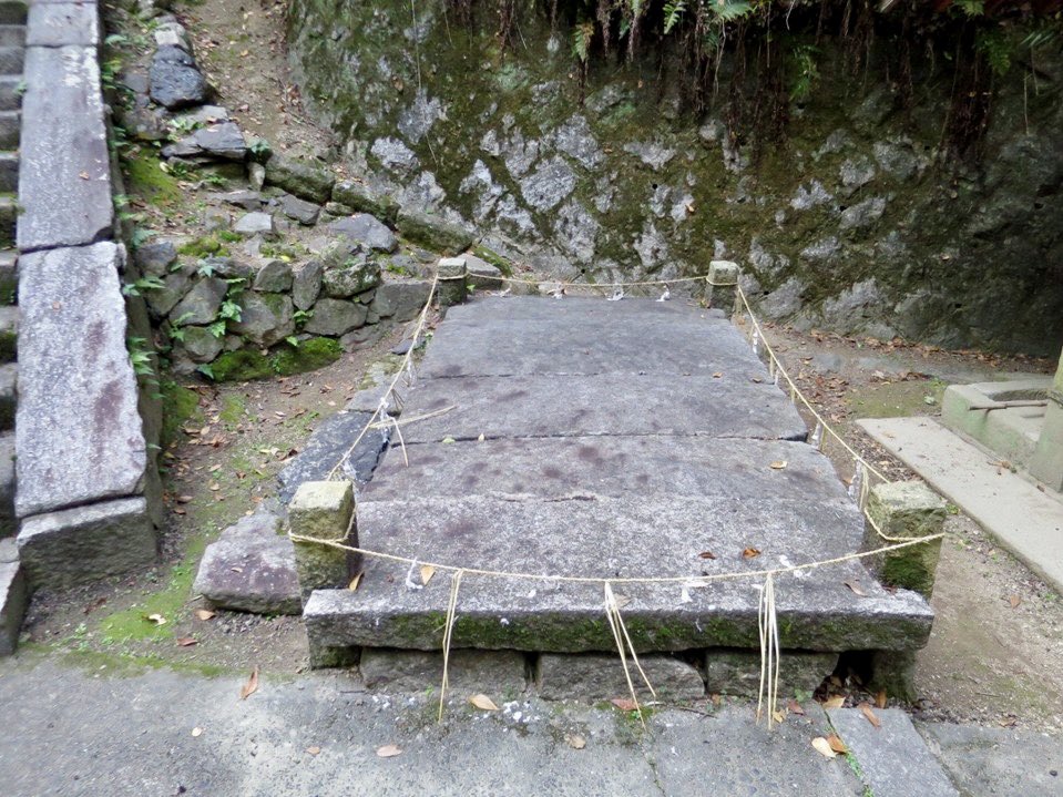 pilgrimoon's tweet image. 石清水八幡宮本殿の東北に鎮座する若宮社。その背後の崖下に不思議な石橋がかかっている。山中の石清水井からの神水が流れている(た?)ようだ。漢字で書けば細橋。声にすれば「ささやき」橋。夕暮れ時にこの場所を訪れたら、神々の囁きが聴こえてくるのだろう。囁きに人の未来が隠されているような。