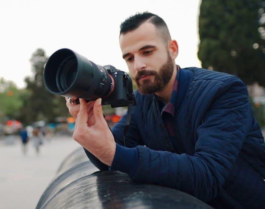 Israël richt massale aanvallen nu op burgerdoelen in Gaza Stad. Journalist en fotograaf Ismail Abu Hatab werd gisteren gedood (met 32 andere Palestijnen) in het Baqa Café aan het strand.