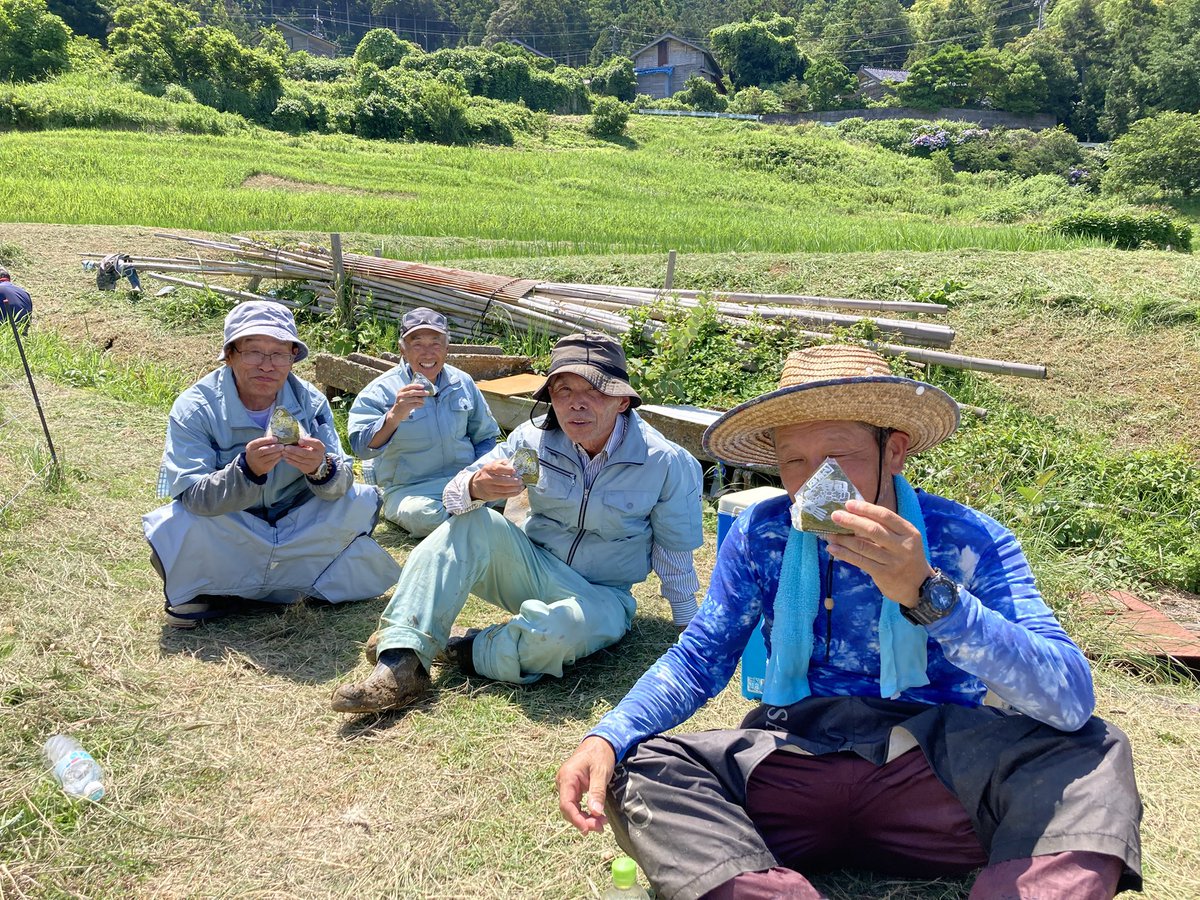 noto_senmaida's tweet image. 南志見にとって欠かせないお店「中島商店」が!地震後めでたく再オープン✨されたそうで、さっそくおにぎりを買って棚田でいただきました。地震前の定番の田んぼのおやつは、中島商店のおにぎり🍙🍙🍙でした。変わらず美味しく大感動🥹✨
#令和6年能登半島地震 #能登 #輪島 #白米千枚田 #愛耕会…