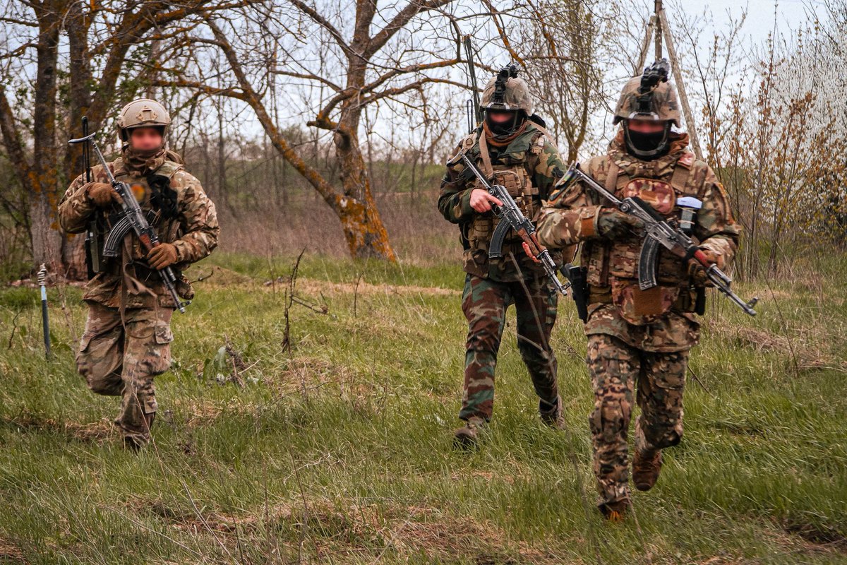 US_SOCEUR's tweet image. Green Berets with 10th SFG (A) strengthened interoperability with NATO Allies and partners during a training exercise in Moldova, April 7-8, 2025. The training focused on key skills like area clearing, direct actions, nighttime and airborne operations. #SOFinEurope @USSOCOM