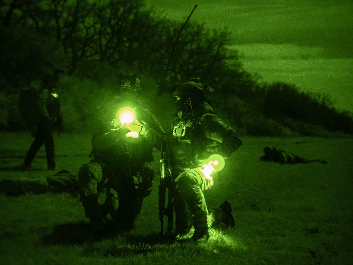 US_SOCEUR's tweet image. Green Berets with 10th SFG (A) strengthened interoperability with NATO Allies and partners during a training exercise in Moldova, April 7-8, 2025. The training focused on key skills like area clearing, direct actions, nighttime and airborne operations. #SOFinEurope @USSOCOM