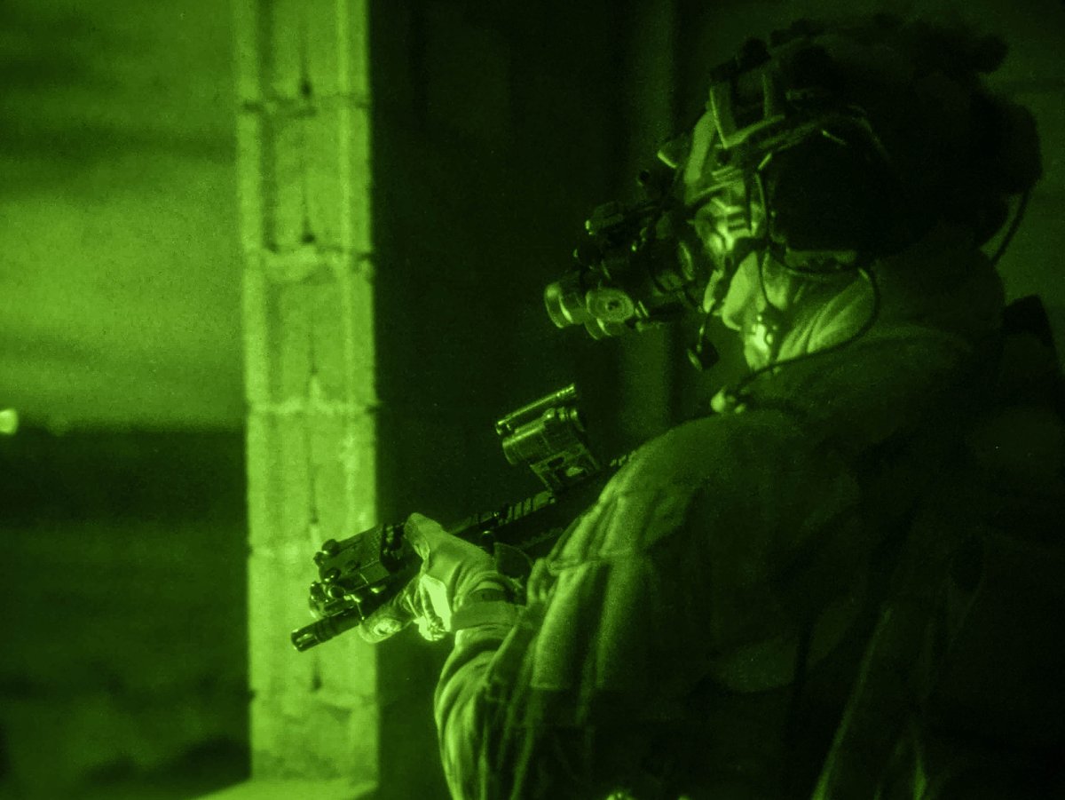 US_SOCEUR's tweet image. Green Berets with 10th SFG (A) strengthened interoperability with NATO Allies and partners during a training exercise in Moldova, April 7-8, 2025. The training focused on key skills like area clearing, direct actions, nighttime and airborne operations. #SOFinEurope @USSOCOM