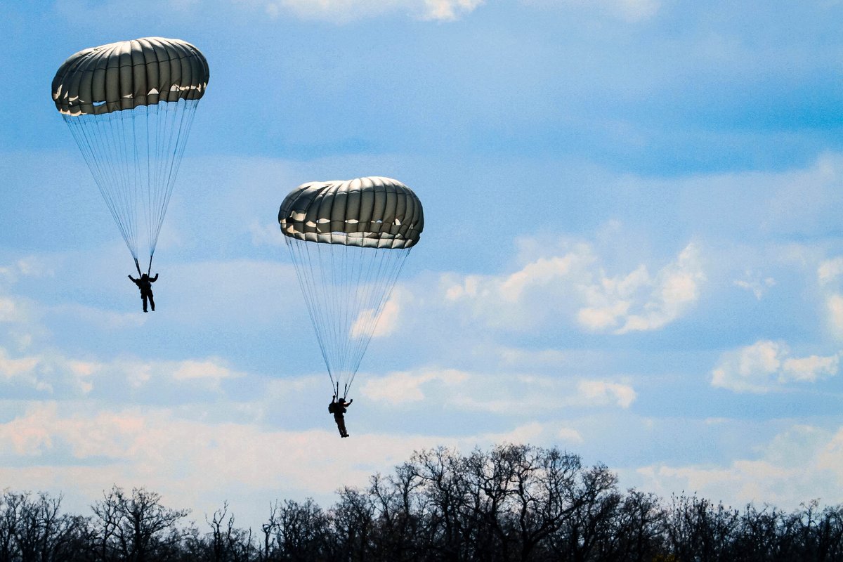 US_SOCEUR's tweet image. Green Berets with 10th SFG (A) strengthened interoperability with NATO Allies and partners during a training exercise in Moldova, April 7-8, 2025. The training focused on key skills like area clearing, direct actions, nighttime and airborne operations. #SOFinEurope @USSOCOM
