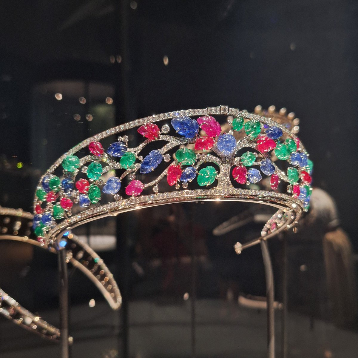 Everyone needs friends like <a href="/DrFBE/">Professor Farah Bhatti OBE</a> to take them to the Royal Opera House and <a href="/pdbyrne/">Patrick Byrne</a> to get them into the sold out <a href="/V_and_A/">V&A</a> Cartier exhibition! 😍🩰💎