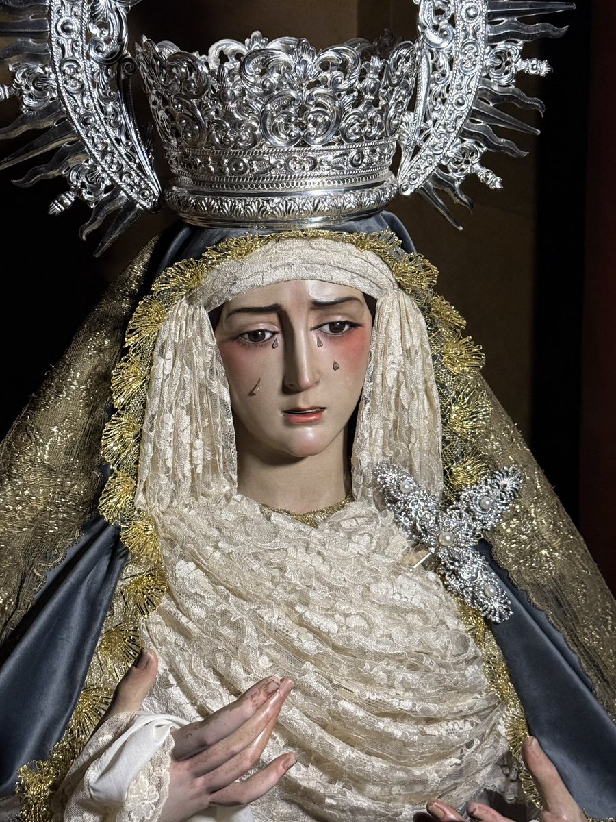 SilencioHdad's tweet photo. María Santísima de la Amargura ataviada para el tiempo estival |

Para esta ocasión, María Santísima de la Amargura porta saya bordada en oro sobre tisú de plata, cinturilla a conjunto y manto de terciopelo de algodón gris, https://t.co/EdMPEd3Knr