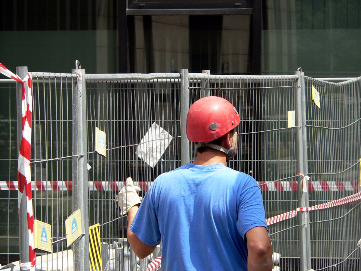 #Lavoro. #Caldo estremo e condizioni di esposizione prolungata al sole, l’ordinanza della <a href="/RegioneER/">Regione Emilia-Romagna</a>: in tutta #EmiliaRomagna, tra le 12.30 e le 16, stop per chi opera nei #cantieri edili, #agricoltura, florovivaismo e piazzali logistica.
La #notizia 👉 regioneer.it/OrdinanzaCaldo…