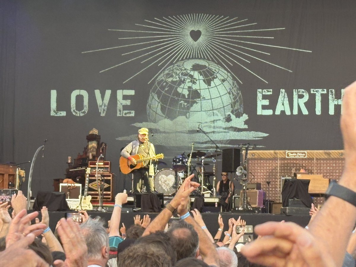 Great day out in the many wonderful pubs round Brussels yesterday, so many good beers, capped off with a wonderful Neil Young gig at the Place des Palais. His new band the chrome hearts are fantastic, played all the classics, what a day ☀️