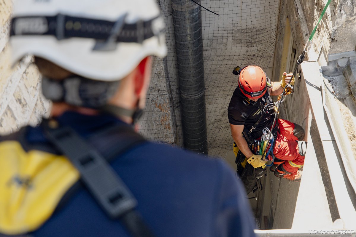 PompiersParis's tweet photo. [🚨#Intervention] Hier, vers 13h00, les secours sont intervenus pour une personne ayant chuté d’environ 15 m, à #Paris10.

🚒 Tombée dans un puits de jour, son évacuation a nécessité l’intervention du GRIMP.

🚑 Blessée, la victime a été transportée par hélicoptère. https://t.co/QEwXEQo9Ph