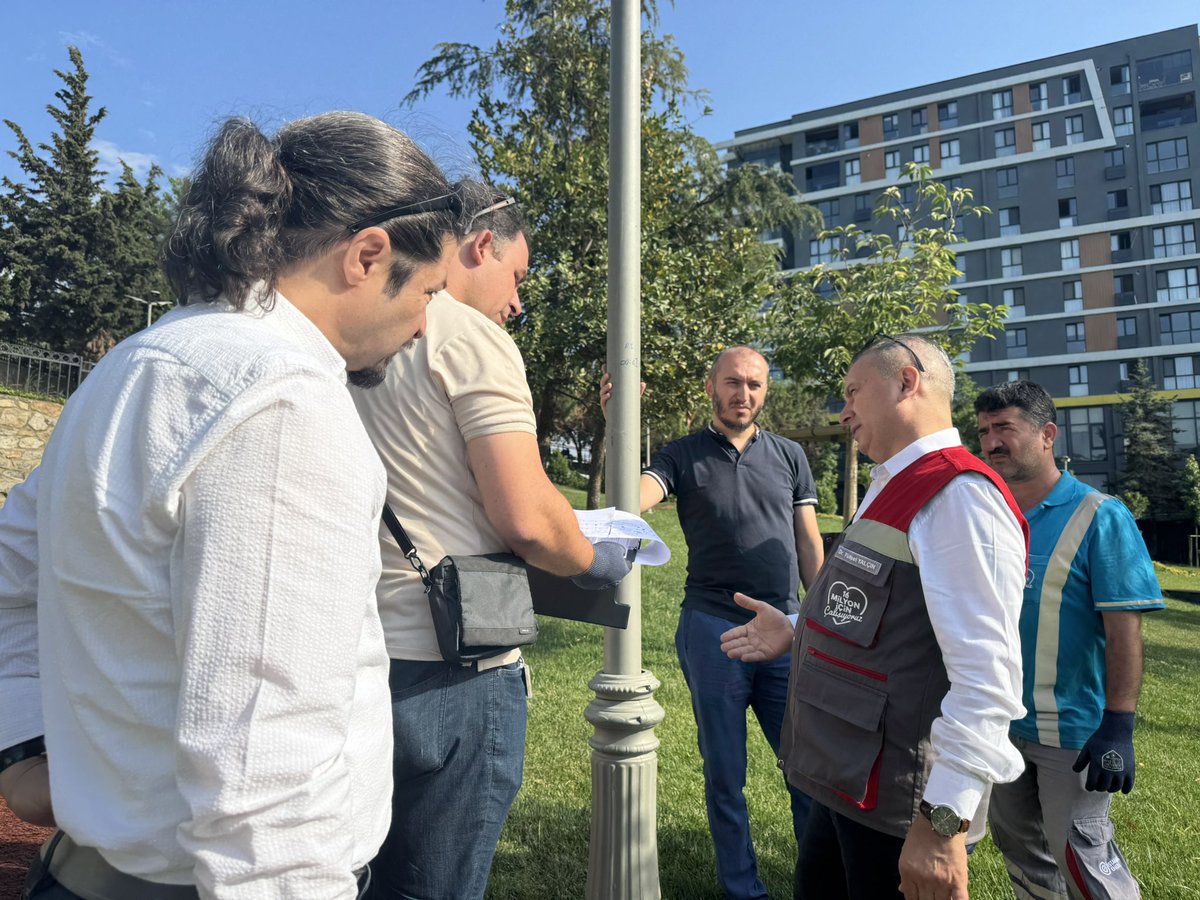 Çalışma arkadaşlarımızla birlikte
Pendik’te,  İBB park Bahçeler Daire Başkanlığı Aydınlatma Müdürlüğü tarafından projesi hazırlanan Botaş Park’ta 72 adet, Pendik sahili Marmara Parkı’nda ise 182 adet aydınlatma  sistemlerinin kurulumlarını İstanbul Enerji olarak tamamladık.