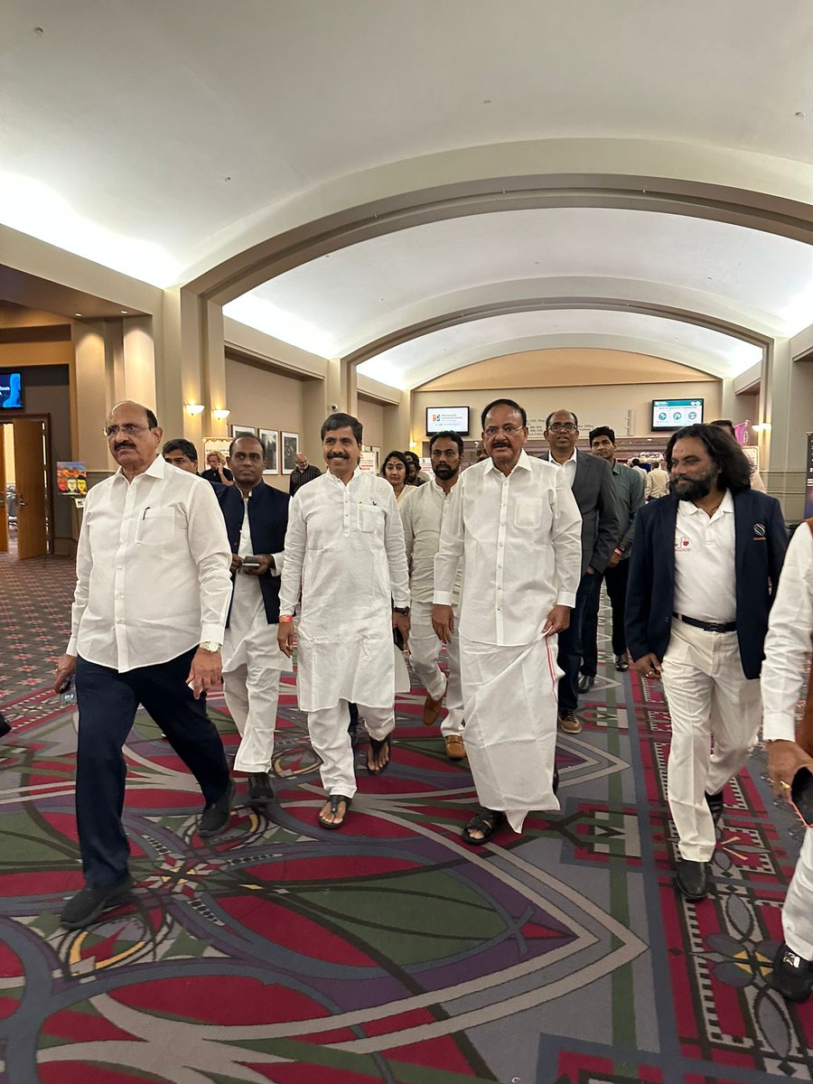 VasudevaRaoBJP's tweet photo. మన మాజీ ఉపరాష్ట్రపతి శ్రీ ఎం. @MVenkaiahNaidu గారికి పుట్టినరోజు శుభాకాంక్షలు.
సామాజిక సేవ పట్ల ఆయనకు ఉన్న నిబద్ధత, పేద ప్రజల సాధికారత కోసం చూపించే కృషి ఆదర్శంగా ఉంటుంది.
ఆయనకు దీర్ఘాయుష్సు, మంచి ఆరోగ్యం కలగాలని ప్రార్థిస్తున్నాను.
#HappyBirthday #Venkaiah ji https://t.co/K47Pc7LGhh