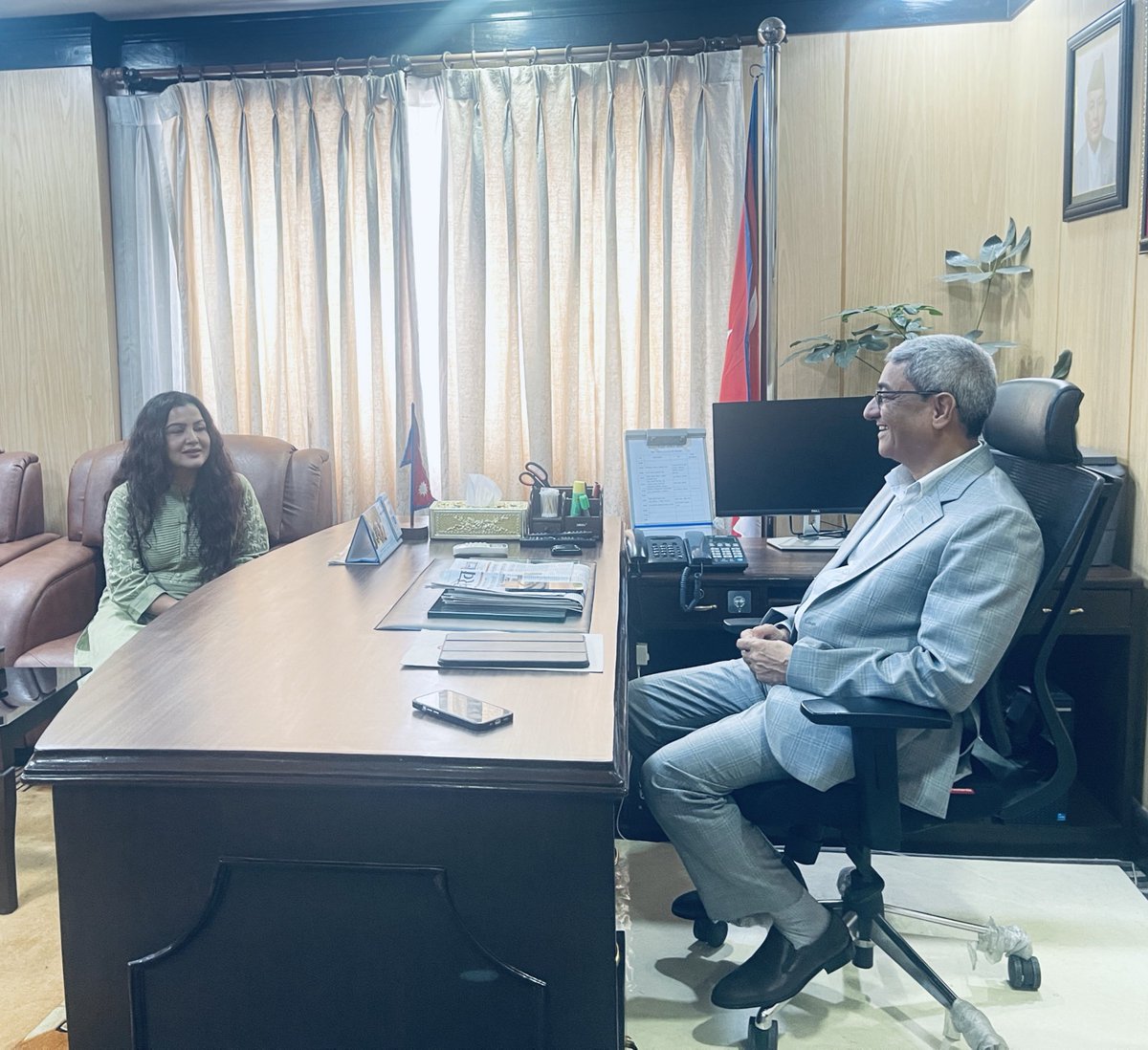 लामोसमय देखि आवाज उठिरहेको आमाको नाम राखेर निजका सन्तानलाई नागरिकता दिने गरी तयार गरेको नागरिकता बिधेयक प्रतिनिधि सभाले पास गरेकोमा यसको मुख्य भुमिका गर्ने मा.गृहमन्त्री <a href="/lekhak_ramesh/">Ramesh Lekhak</a> लाई नेपालको सिने जगतकी प्रख्यात नायिका  <a href="/rekhathapa123/">रेखा थापा</a> ले मन्त्रालयमा पुगेर धन्यवाद दिनुभयो ।