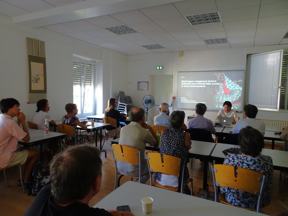 JspsStrasbourg's tweet image. An important intangible folk cultural property!
On June 24, Dr. Akiko HIRAI, CRCAO, gave a fascinating lecture at the Academic Seminar about Bitchu kagura: Danced and dramatized engagement with the deity Kōjin, oracles and community rituals. #JSPS #MUFJ