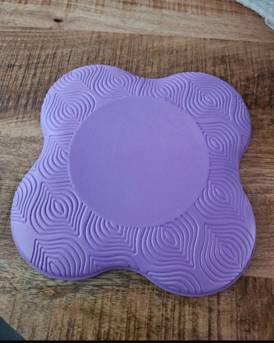 redravenbazaar's tweet image. No more sore knees or elbows during your flow - this yoga cushion gives just the right support - and it’s still brand new! Grab it now and save both your joints and your wallet. Link in bio 👆🏻

vinted.nl/items/63643042…

#yogagear #yogamat #secondhandfinds #yogaforeverybody
