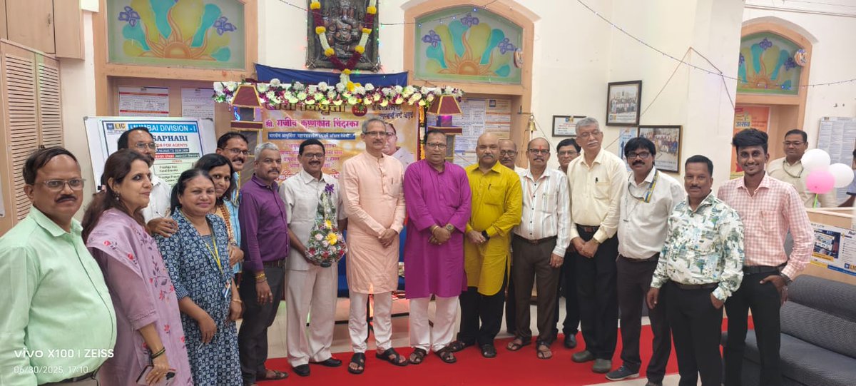 दि. ३० जून २०२५ रोजी भारतीय आयुर्विमा महामंडळातील कर्मचाऱ्यांमध्ये आदर्श म्हणून ओळखले जाणारे श्री. राजीव चिंदरकर यांनी आपल्या ३६ वर्षांच्या निष्कलंक, निःस्वार्थ आणि निष्ठावान सेवेनंतर सेवानिवृत्ती स्वीकारली. त्यांच्या गौरवासाठी आयोजित केलेल्या कार्यक्रमात त्यांना शाल, श्रीफळ व