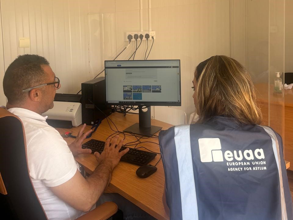EUAsylumAgency's tweet image. ๐ฎโโ๏ธ Sixteen officers from the Cyprus Policeโs Aliens & Immigration Unit are now registering asylum applicants at ๐ Pournara First Reception Centre.
Supported by EUAA training in CEAS standards, this effort strengthens registration capacity and aligns practices with EU norms.