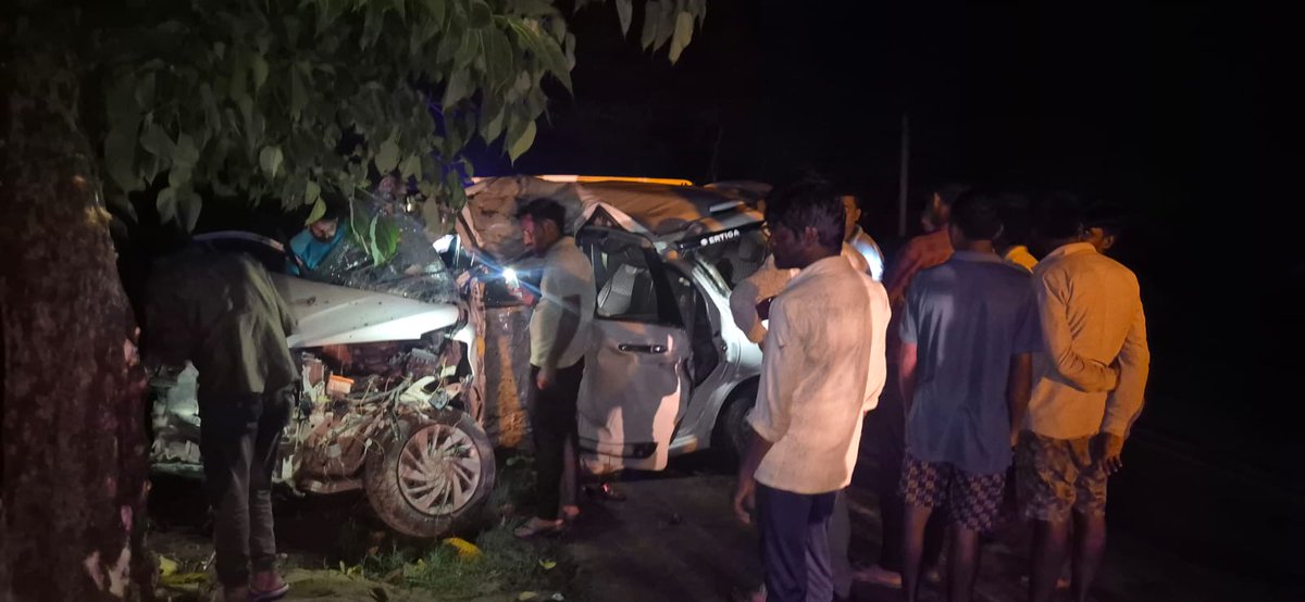 News1IndiaTweet's tweet photo. #LakhimpurKheri
तेज रफ्तार कार पेड़ से टकराई, तीन की मौत
कार में सवार एक परिवार के 5 लोग लखनऊ से वापस घर जा रहे थे
पिता, पुत्री सहित 3 लोगों की मौके पर मौत
पुलिस ने मौके पर पहुंचकर राहत कार्य किया
भीरा थाना क्षेत्र, मालपुर गांव की घटना
#RoadAccident #LakhimpurKheriNews #UPPolice #FamilyTragedy @kheripolice @Uppolice
