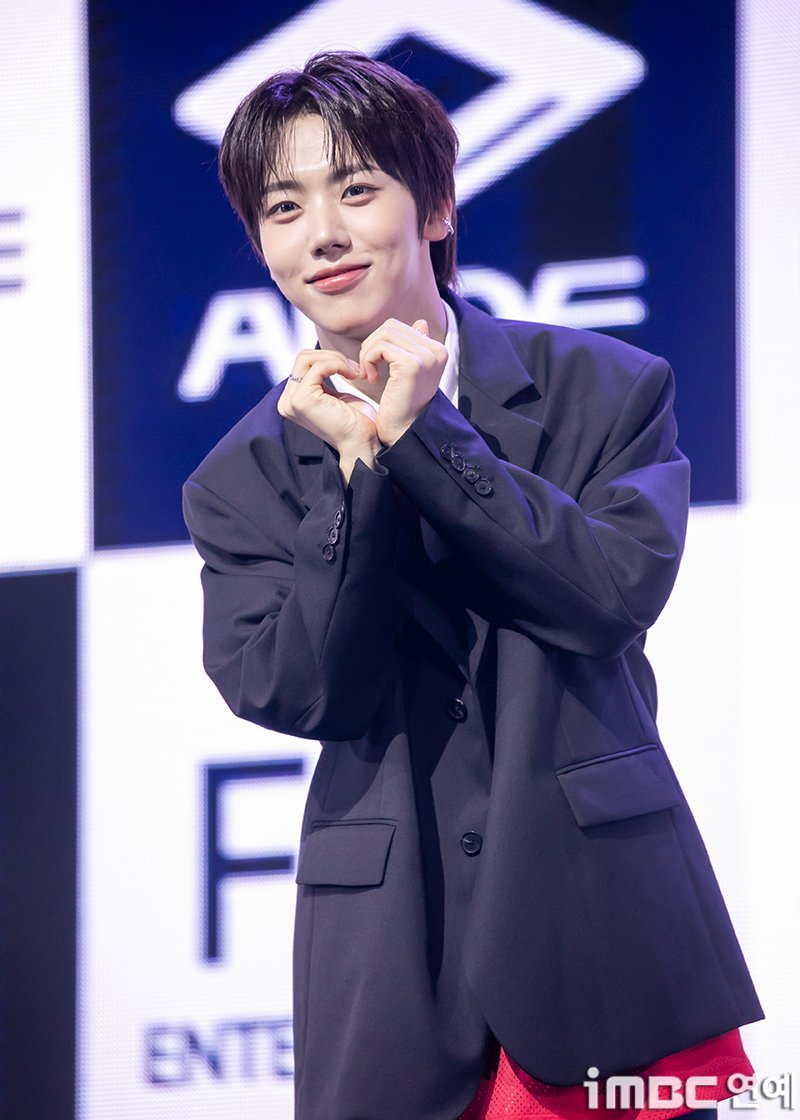 imbcenews's tweet photo. [포토] 아홉 차웅기, 러블리 하트 
#아홉 #AHOF #WHOWEARE #차웅기 #CHAWOONGKI 
#미니앨범 #데뷔쇼케이스_250701 [iMBC연예]

아홉(AHOF) 차웅기가 1일 오후 서울 광진구 예스24라이브홀에서 열린 아홉(AHOF) 첫 번째 미니앨범 ‘WHO WE ARE’(후 위 아) 발매 기념 데뷔 쇼케이스에 참석해 포즈를 취하고 있다.

⬇️고화질 Click Plz⬇️
https://t.co/NdGYvDgwlO