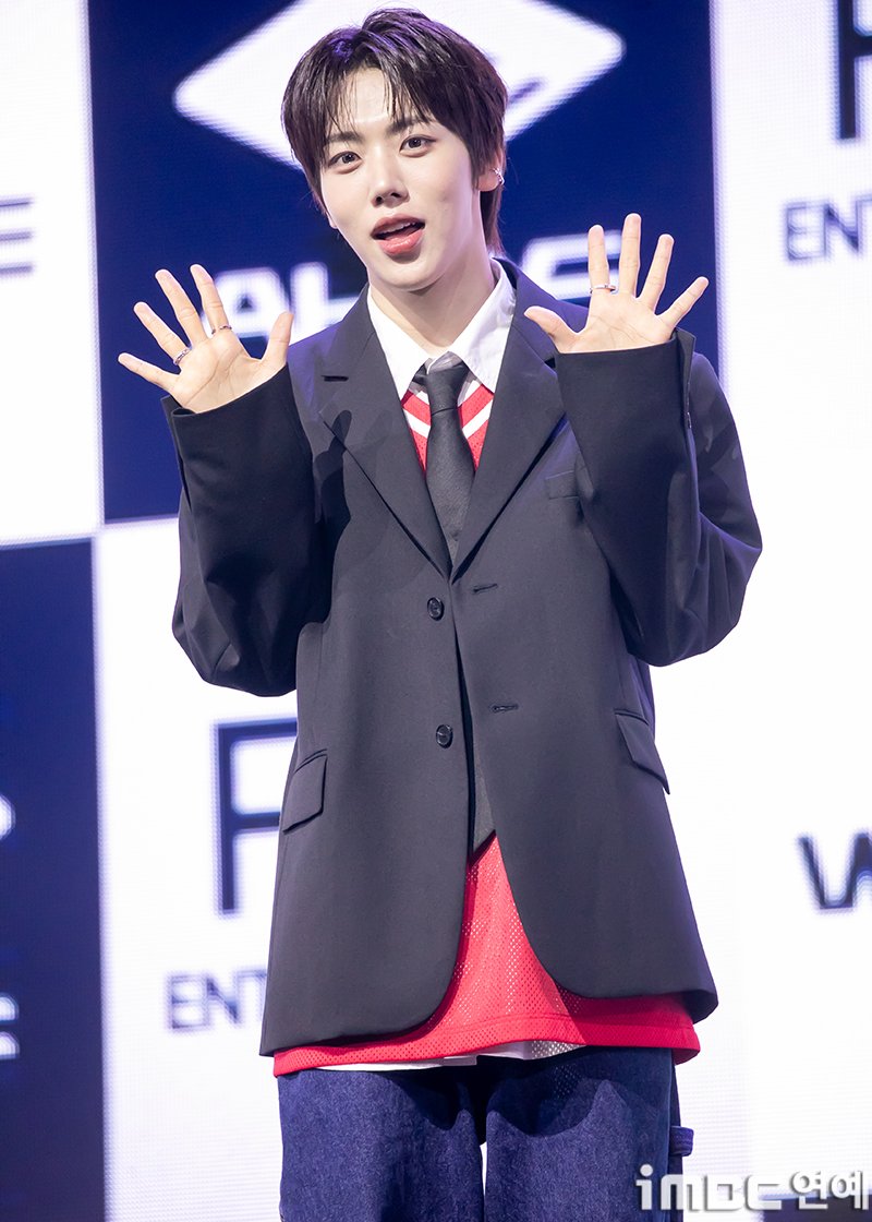 imbcenews's tweet photo. [포토] 아홉 차웅기, 러블리 하트 
#아홉 #AHOF #WHOWEARE #차웅기 #CHAWOONGKI 
#미니앨범 #데뷔쇼케이스_250701 [iMBC연예]

아홉(AHOF) 차웅기가 1일 오후 서울 광진구 예스24라이브홀에서 열린 아홉(AHOF) 첫 번째 미니앨범 ‘WHO WE ARE’(후 위 아) 발매 기념 데뷔 쇼케이스에 참석해 포즈를 취하고 있다.

⬇️고화질 Click Plz⬇️
https://t.co/NdGYvDgwlO