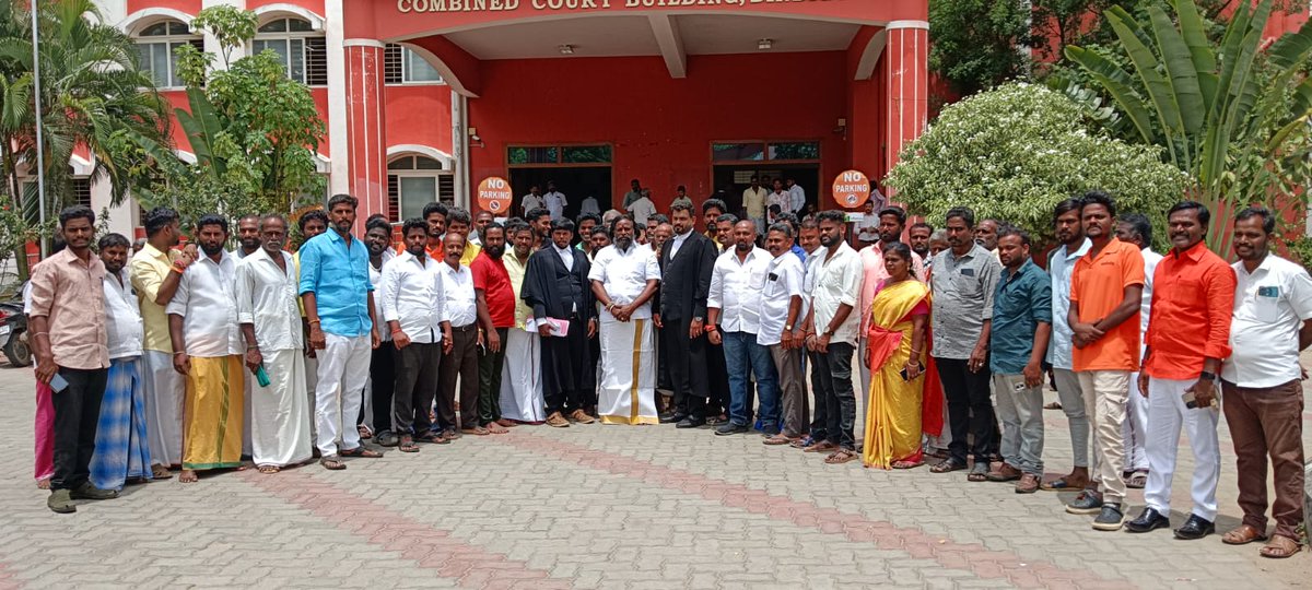 KKSelvakumaroff's tweet photo. திண்டுக்கல் மாவட்டம், நத்தம் வட்டம், எரம்பட்டி கிராமத்தில் கடந்த 2016 ஆம் ஆண்டு, பேரரசர் பெரும்பிடுகு முத்தரையர் சிலை அமைக்கப்பட்டபோது, 32 நபர்கள் மீது பொய் வழக்கு பதிவு செய்யப்பட்டது.  

இந்த வழக்கு விசாரணை தொடர்ந்து திண்டுக்கல் நீதிமன்றத்தில் நடந்துவந்த நிலையில்,  01.07.2025, செவ்வாய்கிழமை இன்று வழக்கில் உள்ள அனைவரும் நிரபராதிகள் என நீதிமன்றம் தீர்ப்பளித்துள்ளது.

உழைத்திட்ட வழக்கறிஞர்கள், R.கார்த்திக் BA.,BL.,
M.கௌதம் BA.,BL.,
V.முருகன் BA.,BL., 
P. சக்திவேல் BA.,BL.,
P. கோகுல்கண்ணன்BA.,BL.,
D.திவாகர் BA.,BL., ஆகியோருக்கு எனது மனமார்ந்த நன்றிகள்!

தர்மம் வெல்லும்!