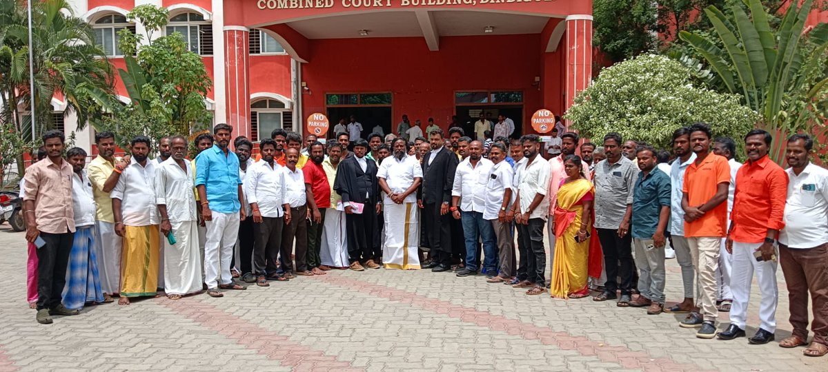 KKSelvakumaroff's tweet photo. திண்டுக்கல் மாவட்டம், நத்தம் வட்டம், எரம்பட்டி கிராமத்தில் கடந்த 2016 ஆம் ஆண்டு, பேரரசர் பெரும்பிடுகு முத்தரையர் சிலை அமைக்கப்பட்டபோது, 32 நபர்கள் மீது பொய் வழக்கு பதிவு செய்யப்பட்டது.  

இந்த வழக்கு விசாரணை தொடர்ந்து திண்டுக்கல் நீதிமன்றத்தில் நடந்துவந்த நிலையில்,  01.07.2025, செவ்வாய்கிழமை இன்று வழக்கில் உள்ள அனைவரும் நிரபராதிகள் என நீதிமன்றம் தீர்ப்பளித்துள்ளது.

உழைத்திட்ட வழக்கறிஞர்கள், R.கார்த்திக் BA.,BL.,
M.கௌதம் BA.,BL.,
V.முருகன் BA.,BL., 
P. சக்திவேல் BA.,BL.,
P. கோகுல்கண்ணன்BA.,BL.,
D.திவாகர் BA.,BL., ஆகியோருக்கு எனது மனமார்ந்த நன்றிகள்!

தர்மம் வெல்லும்!