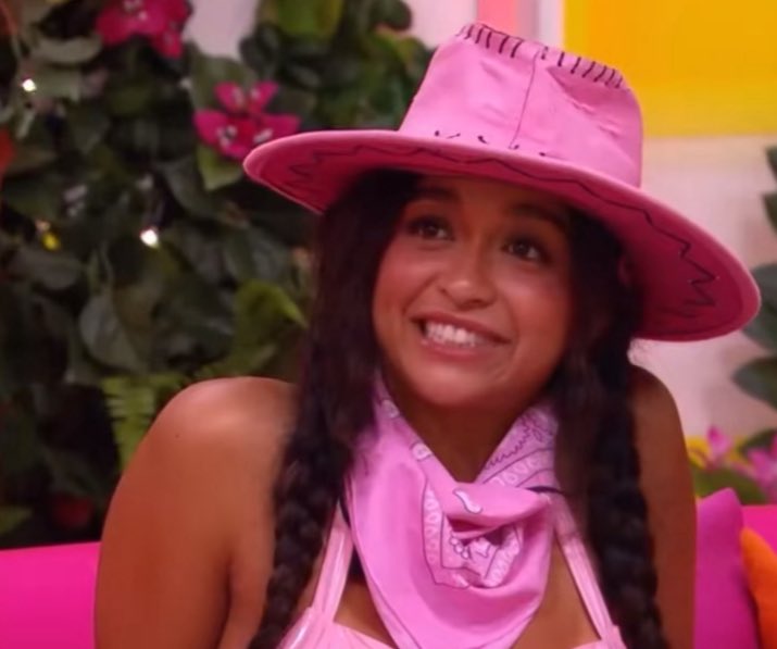 213amanii's tweet photo. Huda wanted to pull Chelley for a chat and they make these faces ?? for fucking what? acting like Huda just fucked their dad or sum shit https://t.co/zsdrghDyUg