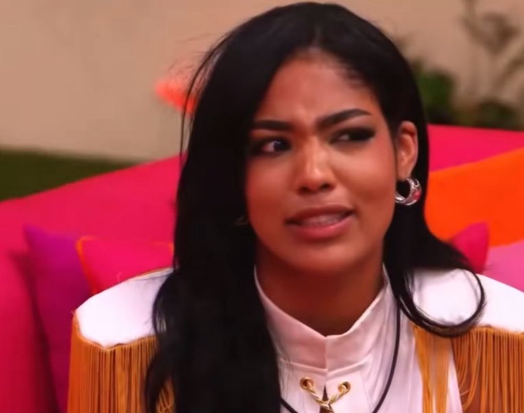 213amanii's tweet photo. Huda wanted to pull Chelley for a chat and they make these faces ?? for fucking what? acting like Huda just fucked their dad or sum shit https://t.co/zsdrghDyUg