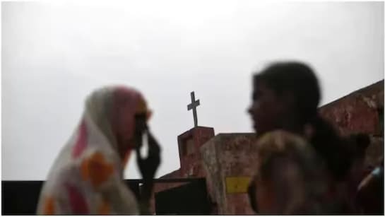 राजस्थान के दौसा में RAS अधिकारी और BDO जबरन करा रहे थे कन्वर्जन,

VHP और बजरंग दल ने कराया मामला दर्ज।

दौसा में जबरन धर्म परिवर्तन का मामला सामने आया है जिसमें जिले के करीब 110 हिंदुओं को अवैध रूप से ईसाई धर्म में कन्वर्जन किया जा रहा था, जिसे लेकर इलाके में काफी गहमा गहमी का